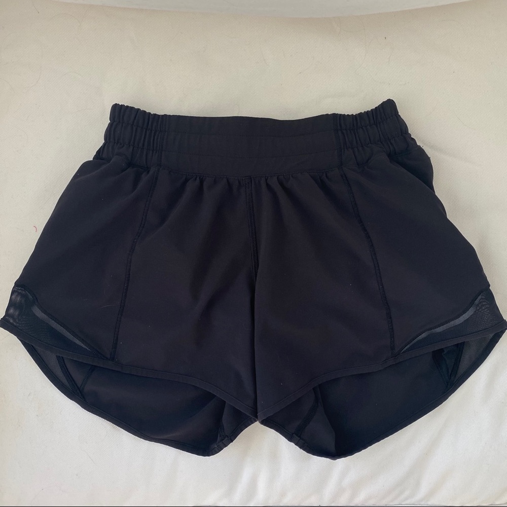 BLACK LULU LEMON HOTTY HOT SHORTS SIZE 2